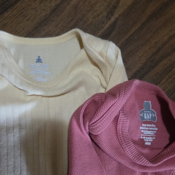Baby Gap Longsleeve Bodysuit Size 6-12M - Picture 3 of 3